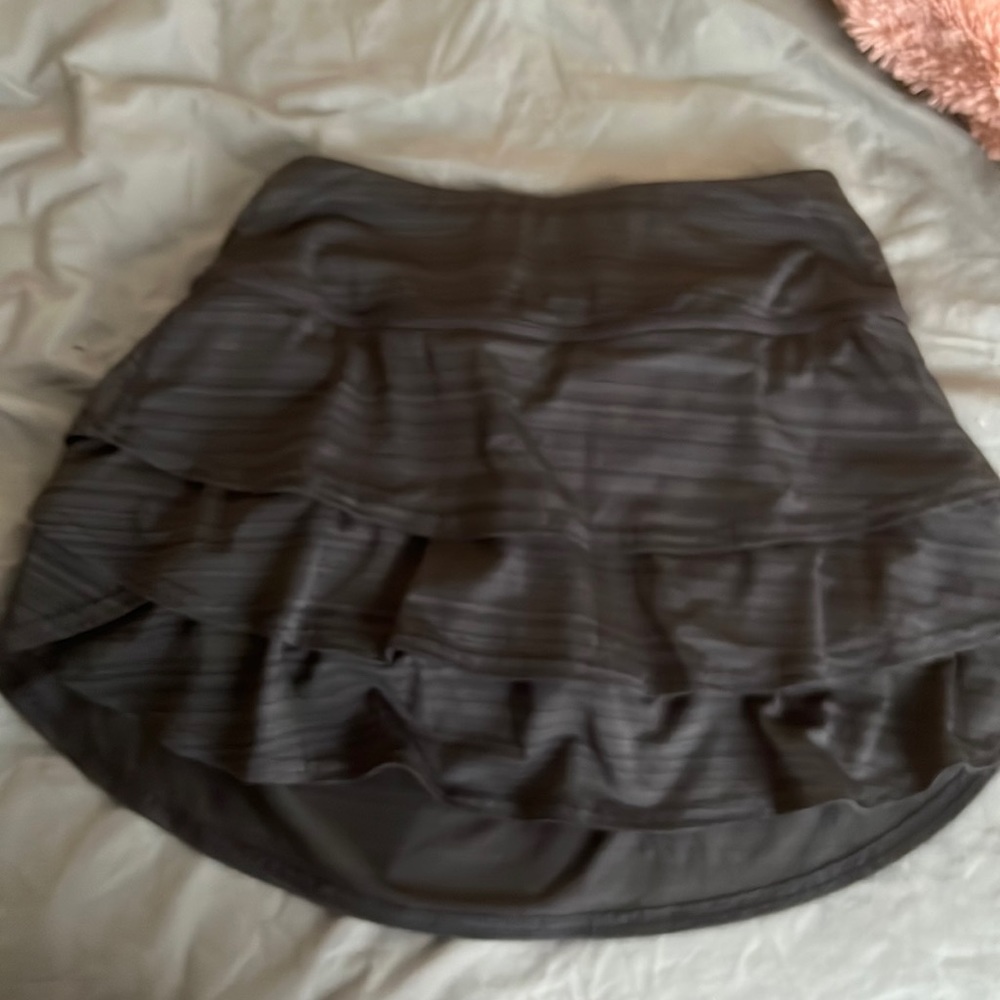 athleta ruffle athletic skirt. navy blue with subtle stripes